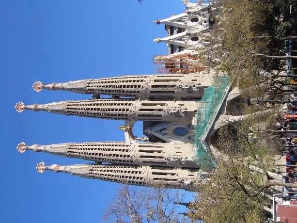 awww.spanish_town_guides.com_photo_Barcelona_20__20Gaudi_20__20Sagrada_20familia_20overview.jpg