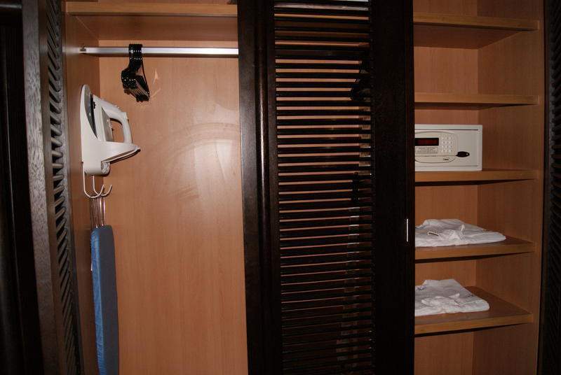 Roupeiro e cofre do quarto.JPG