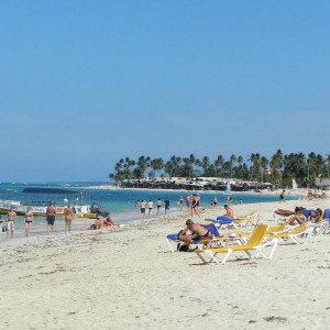 praia (ao fundo barraquinhas de recordações)