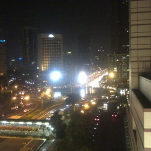 Plaza Indonesia Mall - Jakarta vista do 6andar durante a noite sobre a avenida