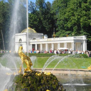 4Petrodvorets   Fontan Samson   Voronihinskaya Colonnade 1