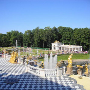4Petrodvorets - Voronihinskaya Colonnade (lado oeste).JPG