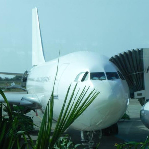 Nosso avião (todo branco da White)