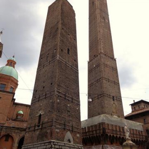 DSC02741TorreGarisenda TorreAsinelli(dta)f [640x480]