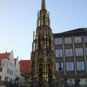DSC02391 Shoner Brunnen   Nuremberga