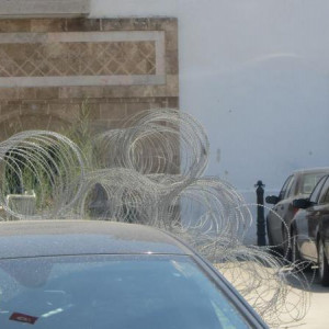 Arame Farpado à volta da praça