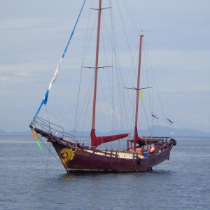 Barco ao largo das Phi Phi