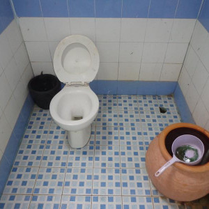 Este é um WC publico tipico da Tailandia, percebe-se como funciona :)