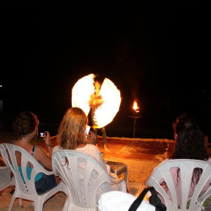 Show de fogo no bar de praia nas Phi Phi