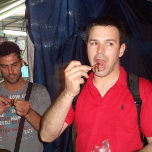 O meu amigo Carlos a comer um gafanhoto
