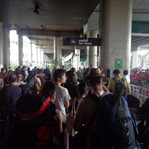 Na fila para o taxi no aeroporto de Don Mueng