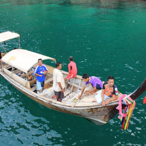 Barco ao largo de Phi Phi Ley