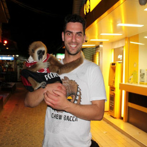 Eu e o macaquinho numa rua das Phi Phi