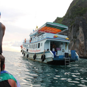 Regresso ao barco depois de visitar Maya Bay