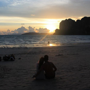 Pôr do sol em Railay todos se sentam na areia a apreciar