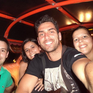 Nós em mais uma alucinante viagem de tuk tuk