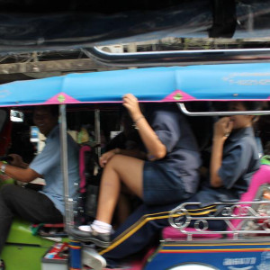 Miudos a regressar a casa da escola num tuk tuk - Bangkok