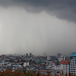 Esta foto foi tirada da piscina do Furama Hotel, o que chovia do outro lado da cidade