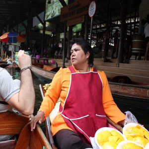 A senhora das bananas atrás do nosso barco - Mercado Flutuante