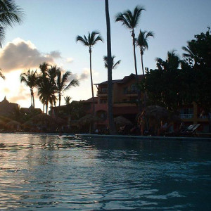 Poe do sol na piscina do resort- club Princess praia bavaro