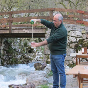 Bulnes - A tentar imitar os locais no servir da sidra (nem lá perto)