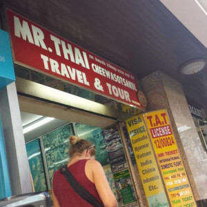Loja Mr. Thai no pátio do hotel Rambuttri Village Inn