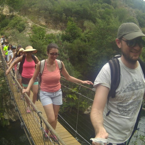 Travessia da ponte suspensa