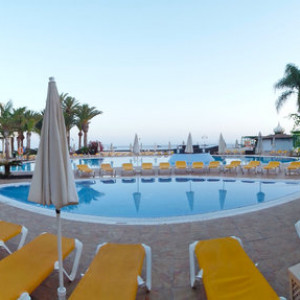 16. Piscina