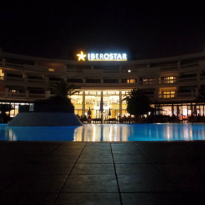 17. Piscina Bloco Central à Noite