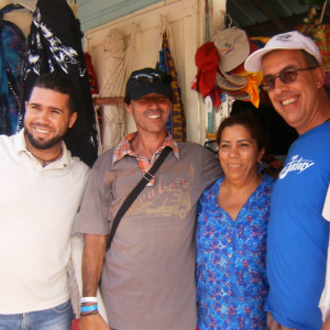 Foto com os comerciantes locais