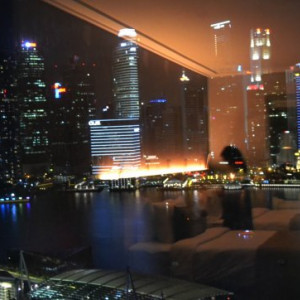 Vista nocturna do quarto no Marina Bay