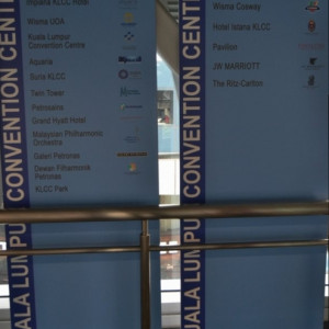 O corredor por entre os hoteis que vem até as Twin towers