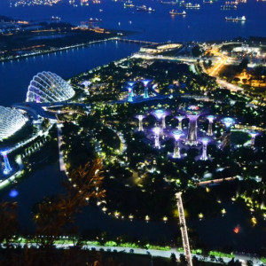 Vista nocturna da zona da piscina do Marina Bay