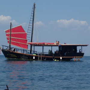 Barco do passeio ao por-do-sol