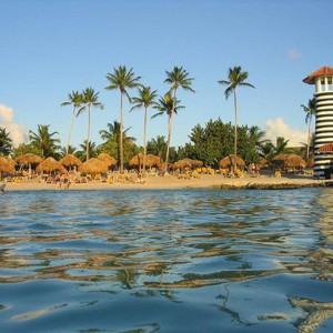 Playa%2By%2Bbar%2Bdesde%2Bagua,%2BBayahibe,%2Bby%2Bavodrocc