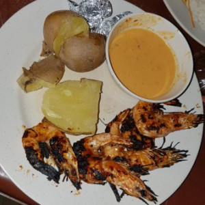 Camarão grelhado com molho picante