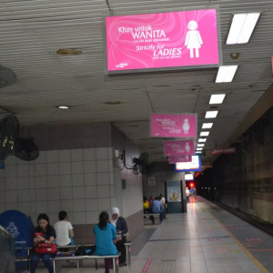 Duas carruagens e metade da gare só para mulheres