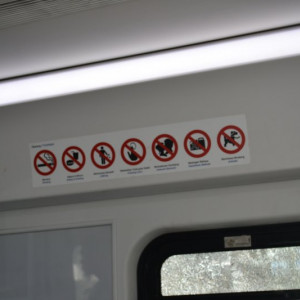 Proibido beijar na boca dentro do monorail em público