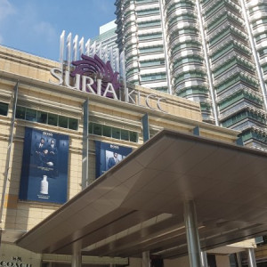 Shopping Suria KLCC por baixo das Petronas