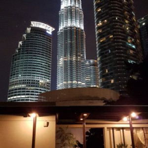 Vista da piscina do Corus Hotel à noite