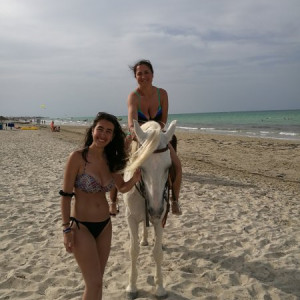 as meninas foram andar de cavalo!