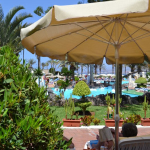 Piscina do hotel H10 Las Palmeras