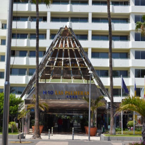 Entrada do hotel H10 Las Palmeras
