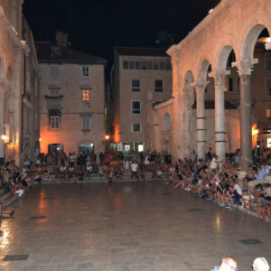 Praça junto da catedral e palácio Diocleciano