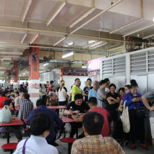 Fila para o "Hong Kong Soya Sauce Chicken Rice & Noodle"