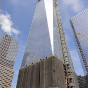 A torre “Four World Trade Center” junto ao memorial 9-11