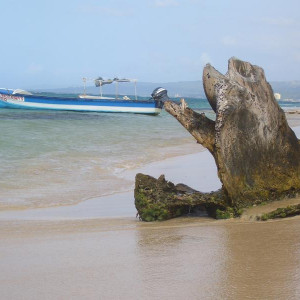 na continuação da praia do Hotel para a esquerda