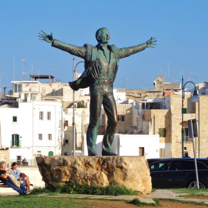 5DSC09483 Estátua De Domenico Modugno - Polignano A Mare 0
