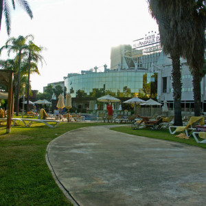 Zona de jardins e piscina