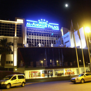 Entrada do hotel à noite